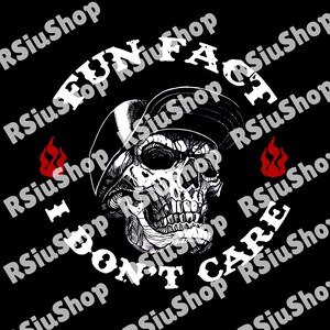 Puede incluir: Gráfico negro con una calavera con gorra, rodeada por las palabras "FUN FACE I DON'T CARE" en blanco. Dos llamas rojas flanquean la calavera. Diseño audaz y atrevido.