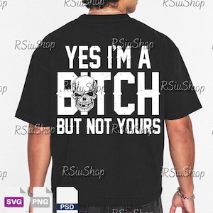 Pode incluir: Camiseta preta com texto branco e um gráfico de caveira. O texto diz "YES I'M A BITCH BUT NOT YOURS". A camisa é de estilo casual.