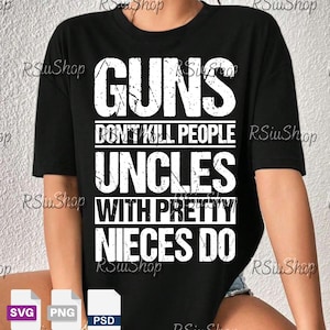 Puede incluir: Camiseta negra con texto blanco: "GUNS DON'T KILL PEOPLE UNCLES WITH PRETTY NIECES DO." El texto es en negrita y con un efecto desgastado. La camiseta es de estilo casual.