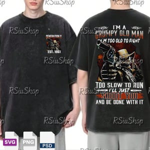 Könnte beinhalten: Dunkelgraues T-Shirt mit Grafiken auf der Vorder- und Rückseite. Die Grafik auf der Vorderseite lautet "GENERATION Y EST. 1961". Die Grafik auf der Rückseite lautet "I'M A GRUMPY OLD MAN I'M TOO OLD TO FIGHT TOO SLOW TO RUN I'LL JUST SHOOT YOU AND BE DONE WITH IT".