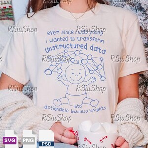 Könnte beinhalten: Cremefarbenes T-Shirt mit blauem Aufdruck. Der Aufdruck zeigt ein lächelndes Baby, ein Netzwerkdiagramm und den Text: "ever since i wanted to transform Unstructured data into actionable business insights."