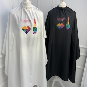 Conjunto de delantal y capa de estilista personalizado, uniforme de salón personalizado con logotipo, capa de barbero impermeable, regalo para estilista o cosmetólogo.