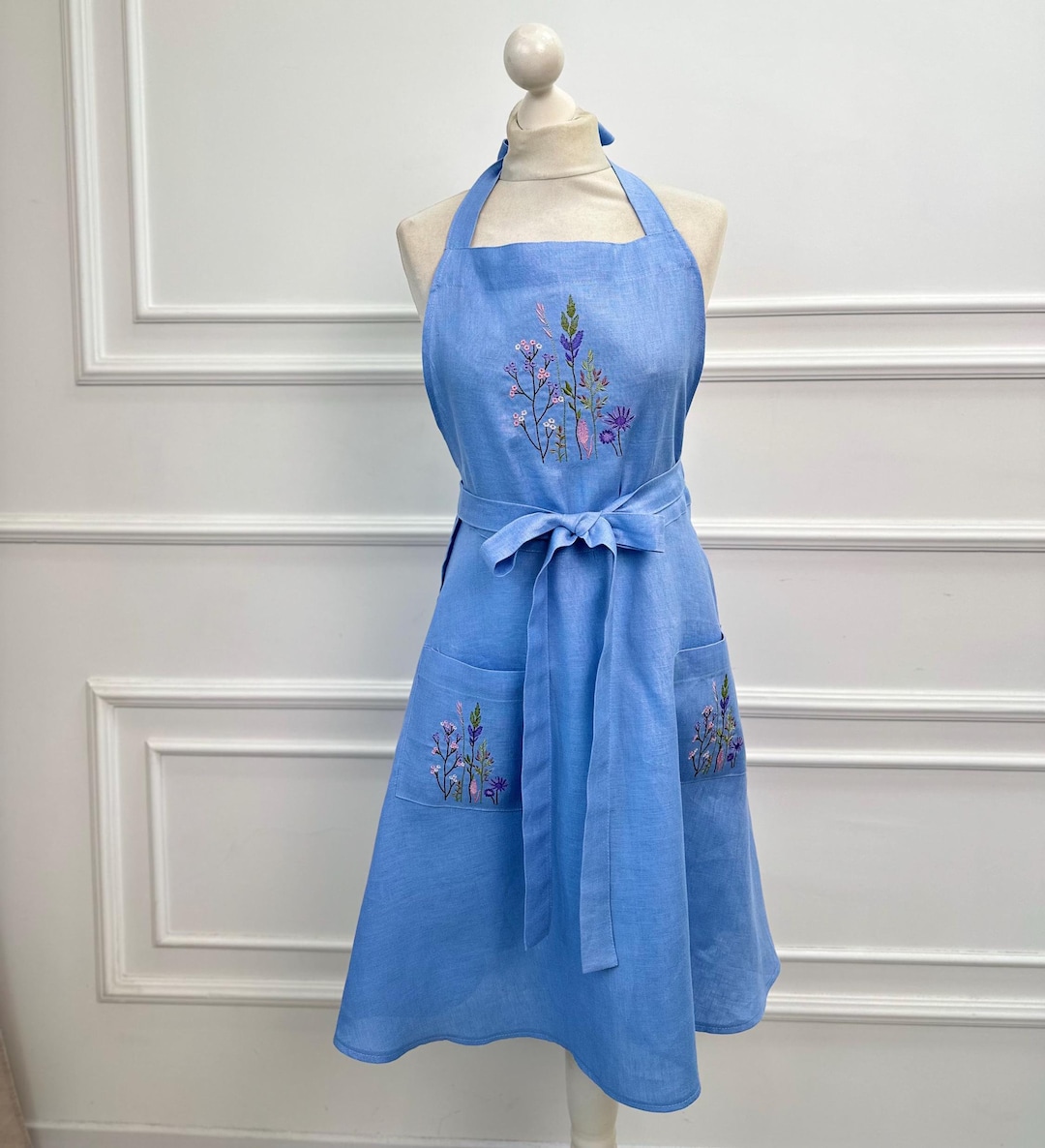 花の刺繍が施されたリネンのエプロン、ナチュラルな花の刺繍が施された