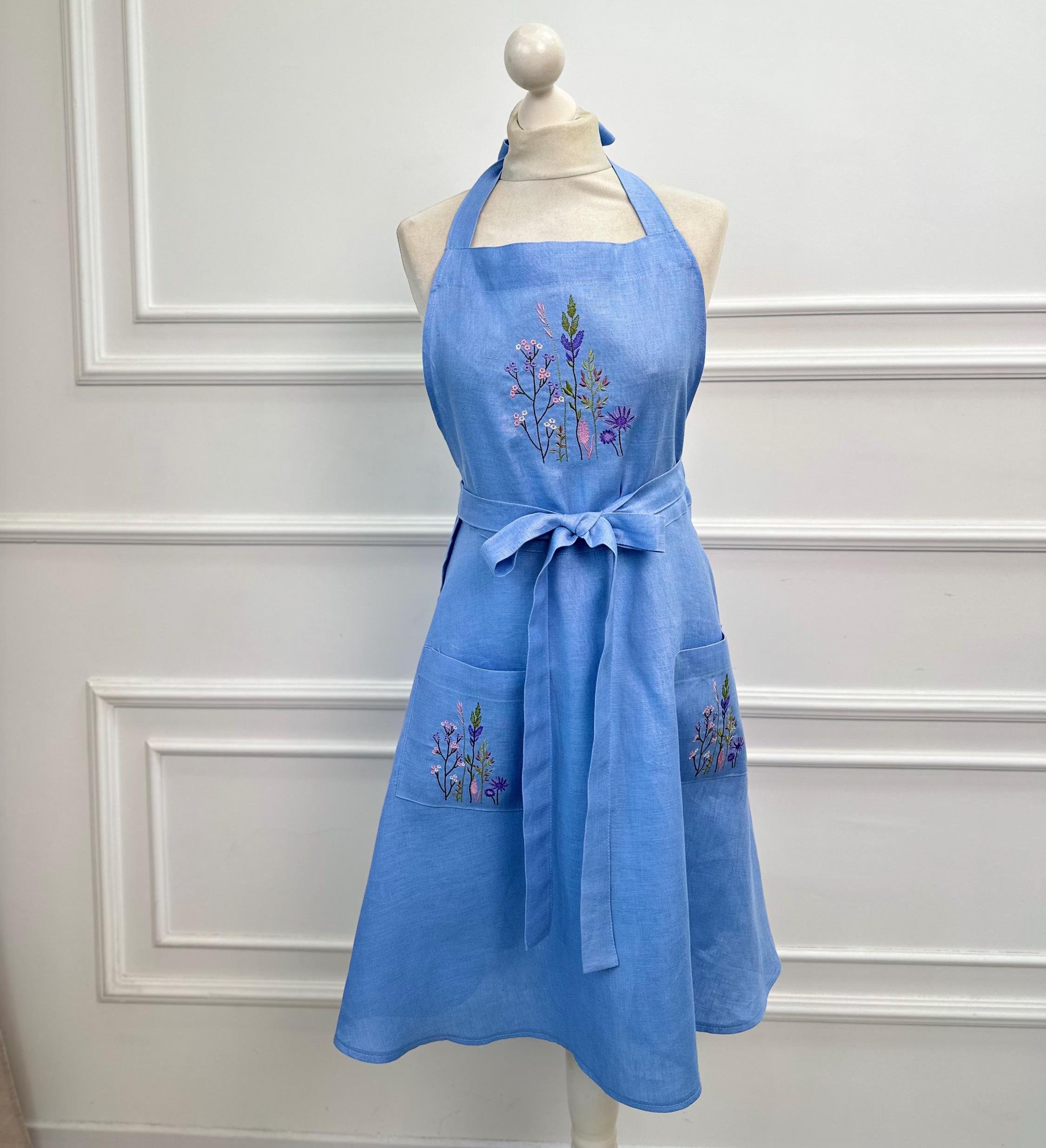 花の刺繍が施されたリネンのエプロン、ナチュラルな花の刺繍が施された