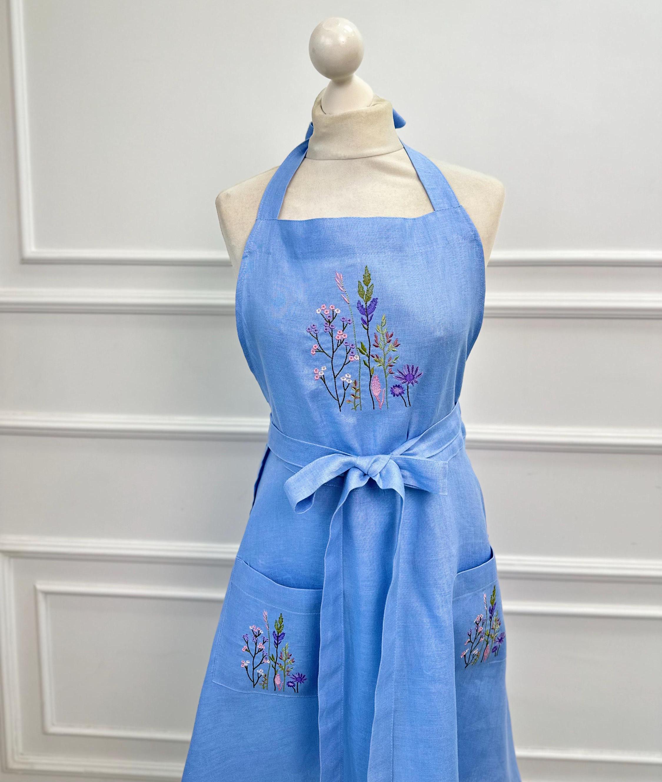 花の刺繍が施されたリネンのエプロン、ナチュラルな花の刺繍が施された