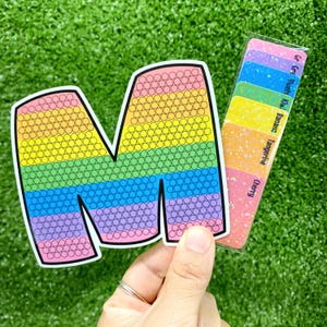 Letra M para pintar con pegatinas, colorear por números, pintura con diamantes, kit de calcomanías para hacer uno mismo, rompecabezas con purpurina holográfica, ejercicios interactivos con píxeles, alfabeto