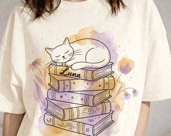 Camiseta personalizada com o nome do seu gato, camiseta personalizada para amantes de livros, presente para mães de gatos, camiseta aconchegante para leitoras, camiseta cottagecore com tema de gato, presente literário para ela, presente para amantes de gatinhos.
