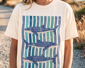 Camiseta Comfort Colors® com estampa de tubarão-baleia, estilo estético oceânico, vintage, com temática da vida marinha e costeira. Ideal para amantes da Semana do Tubarão na praia.