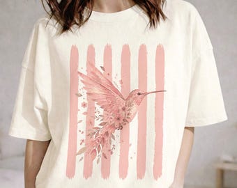Camiseta Hummingbird Vintage Comfort Colors, estampa floral rosa com listras, ideal para amantes da natureza, estilo botânico campestre. Camiseta unissex de algodão.