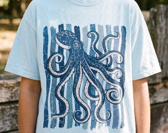Camiseta com estampa de polvo Comfort Colors® com listras retrô, estampa oceânica, vida marinha, estilo praia, para amantes de polvo.