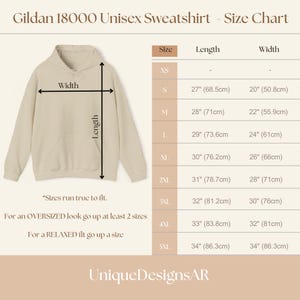 Peut inclure: Tableau des tailles pour un sweat-shirt unisexe Gildan 18000 beige. Le tableau indique les tailles XS &agrave; 5XL, avec des mesures en cm et en pouces pour la longueur et la largeur. Le texte conseille d'augmenter la taille pour une coupe ample ou d&eacute;contract&eacute;e.
