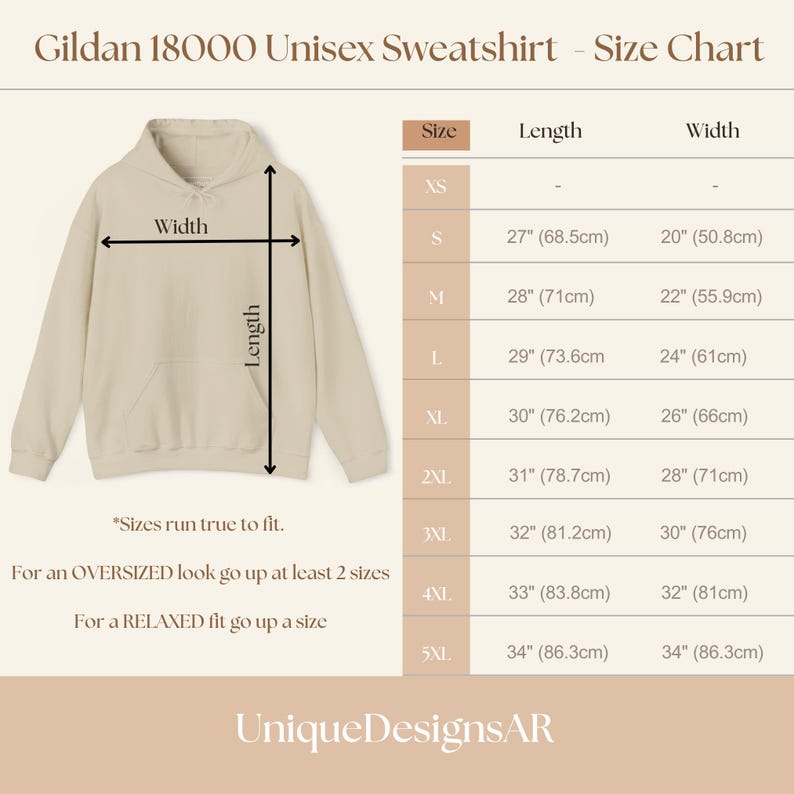 Peut inclure: Tableau des tailles pour un sweat-shirt unisexe Gildan 18000 beige. Le tableau indique les tailles XS &agrave; 5XL, avec des mesures en cm et en pouces pour la longueur et la largeur. Le texte conseille d'augmenter la taille pour une coupe ample ou d&eacute;contract&eacute;e.
