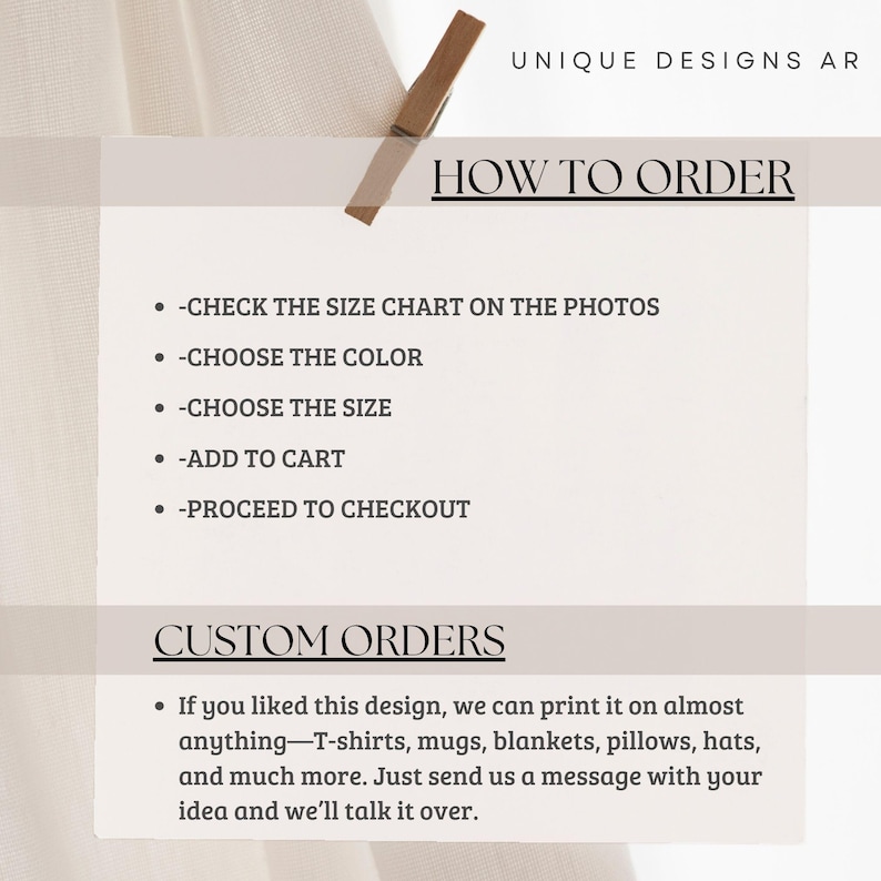 Pu&ograve; includere: Una scheda bianca con testo, tenuta da una molletta di legno, su uno sfondo color crema. La scheda recita "HOW TO ORDER" ed elenca i passaggi: controllare la tabella delle taglie, scegliere colore e taglia, aggiungere al carrello e procedere al checkout. Menziona anche ordini personalizzati.