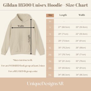 Pu&ograve; includere: Una felpa con cappuccio unisex Gildan 18500 beige con una tabella delle taglie. La tabella mostra le misure per le taglie XS-5XL, con lunghezze da 68,5 cm a 86,3 cm e larghezze da 50,8 cm a 86,3 cm. Il testo "UniqueDesignsAR" &egrave; in basso.