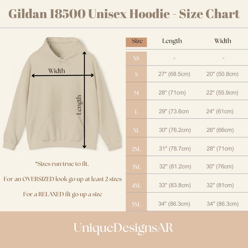 Pu&ograve; includere: Una felpa con cappuccio unisex Gildan 18500 beige con una tabella delle taglie. La tabella mostra le misure per le taglie XS-5XL, con lunghezze da 68,5 cm a 86,3 cm e larghezze da 50,8 cm a 86,3 cm. Il testo "UniqueDesignsAR" &egrave; in basso.