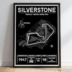 Könnte beinhalten: Schwarz gerahmtes Poster des Silverstone Formel 1 British Grand Prix. Das Poster zeigt eine weiße Umrisslinie der Silverstone-Rennstrecke auf schwarzem Hintergrund. Text enthält "SILVERSTONE", "1947", "5.891 KM" und "18 Kurven".