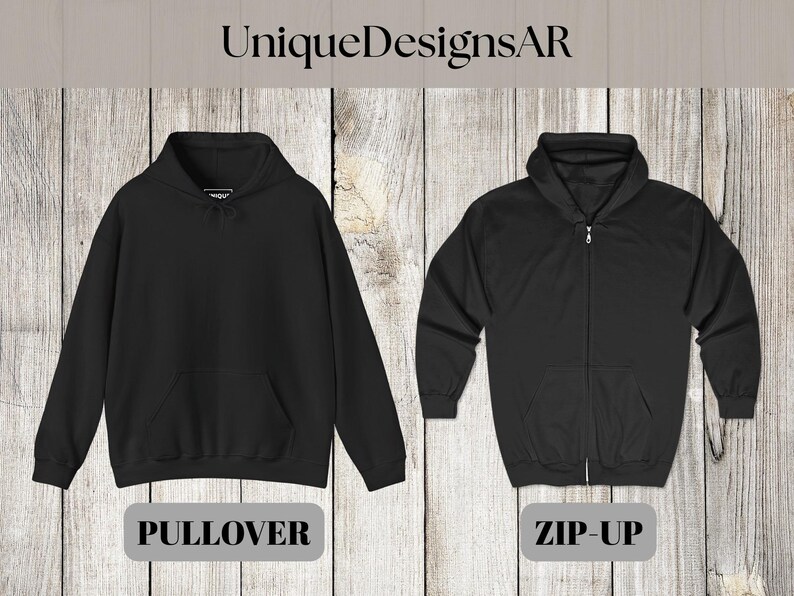 Peut inclure: Deux sweats &agrave; capuche noirs, un mod&egrave;le &agrave; enfiler et un mod&egrave;le zipp&eacute;, sont pr&eacute;sent&eacute;s sur un fond en bois clair. Le mod&egrave;le &agrave; enfiler a une poche kangourou. Le mod&egrave;le zipp&eacute; a une fermeture &eacute;clair int&eacute;grale. Le texte "UniqueDesignsAR" est en haut.