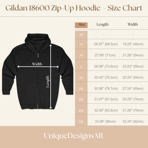 Peut inclure: Tableau des tailles pour un sweat &agrave; capuche zipp&eacute; Gildan 18600 noir. Le tableau indique les mesures pour les tailles XS &agrave; 5XL. Les mesures de longueur varient de 68,5 cm &agrave; 86 cm. Les mesures de largeur varient de 49 cm &agrave; 82 cm. UniqueDesignsAR.