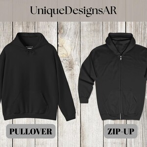 K&ouml;nnte beinhalten: Zwei schwarze Kapuzenpullover werden vor einem Holzgrund gezeigt. Einer ist ein Pullover mit K&auml;ngurutasche, der andere ein Zip-Up mit durchgehendem Rei&szlig;verschluss. Die Texte "PULLOVER" und "ZIP-UP" stehen darunter. Der Markenname "UniqueDesignsAR" steht oben.