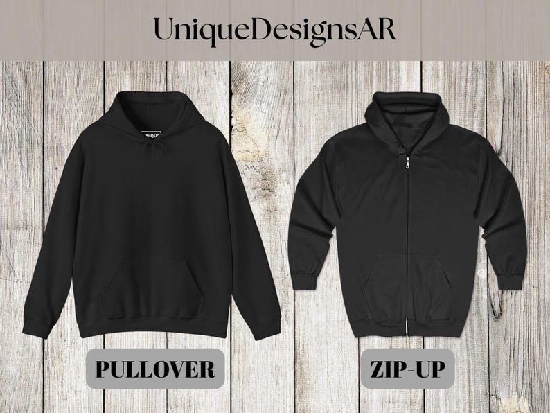 K&ouml;nnte beinhalten: Zwei schwarze Kapuzenpullover werden vor einem Holzgrund gezeigt. Einer ist ein Pullover mit K&auml;ngurutasche, der andere ein Zip-Up mit durchgehendem Rei&szlig;verschluss. Die Texte "PULLOVER" und "ZIP-UP" stehen darunter. Der Markenname "UniqueDesignsAR" steht oben.