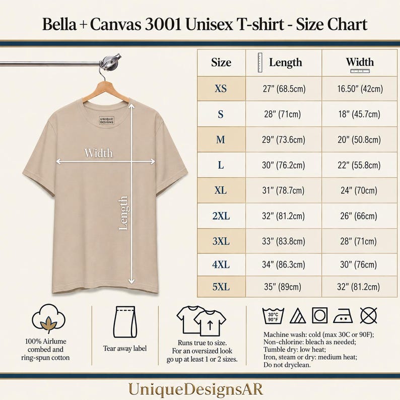 Pode incluir: Uma t-shirt bege pendurada num cabide de madeira ao lado de uma tabela de tamanhos para Bella + Canvas 3001. A tabela lista os tamanhos de XS a 5XL com comprimentos e larguras em polegadas e cent&iacute;metros. Inclui instru&ccedil;&otilde;es de cuidado.