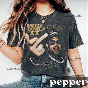 Camiseta vintage Comfort Colors Chris Brown Tour Breezy Bowl XX V2, camiseta com estampa de dedo médio Chris Brown, camiseta da turnê musical Y2K, camiseta Breezy