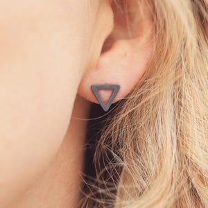 Triangle earrings - Geometric studs