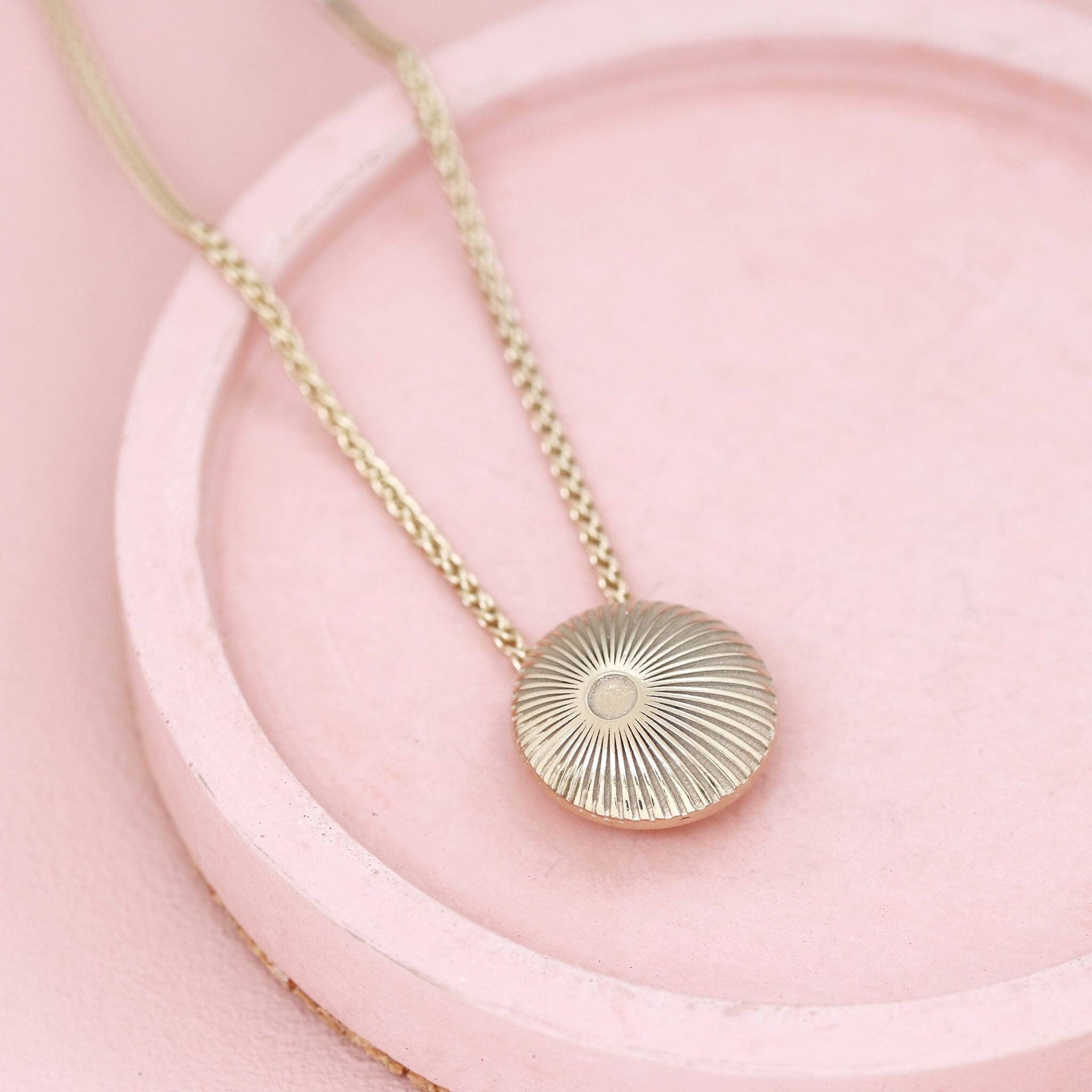 Small Gold Pendant Necklace. Solid 9ct Gold necklace