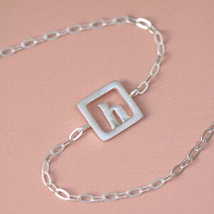Pulsera con inicial personalizada: pulsera con letras en plata de ley, pulsera con nombre personalizado, joyería minimalista, regalo para ella