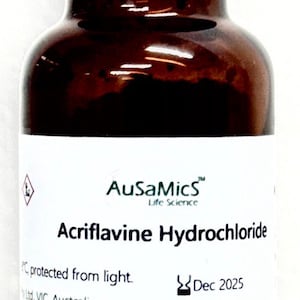 Puede incluir: Una botella de vidrio marrón con tapa negra y etiqueta blanca. La etiqueta dice "Acriflavine Hydrochloride" con el logotipo de AuSaMics Life Science. La botella está marcada "Dec 2025" y "Lot A2402011".