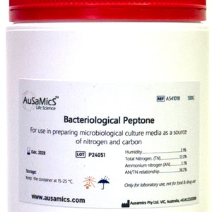 Peut inclure: Un pot en plastique blanc avec un couvercle rouge étiqueté "Peptone bactériologique" avec le texte "Pour la préparation de milieux de culture microbiologiques comme source d'azote et de carbone." Le pot porte une étiquette avec le texte "LOT P24051" et "REF A541018 500G".