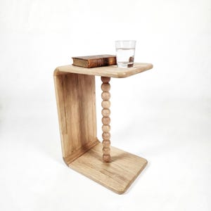 Puede incluir: Un juego de tres tazas de cerámica con un acabado mate moteado. Las tazas son en tonos crema, gris claro y gris oscuro. Cada taza tiene un diseño simple y minimalista, ideal para café o té.