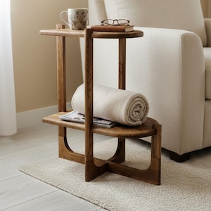 Handcrafted solid oak end table with a minimalist two-tier design. Made from natural oak wood - finished with linseed oil for a smooth - eco-friendly touch. Compact - functional, perfect for small spaces, bedrooms, living areas. Handgefertigter Nachttisch aus massivem Eichenholz mit minimalistischem zweistufigem Design. Gefertigt aus natürlicher Eiche, mit Leinöl veredelt für eine glatte, umweltfreundliche Oberfläche. Kompakt und funktional, ideal für kleine Räume, Schlafzimmer - Wohnbereiche.