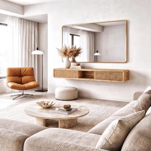 Op de afbeelding: Een rechthoekige, aan de muur gemonteerde houten consoletafel met verticale latten en twee opbergvakken, geplaatst onder een grote rechthoekige spiegel met een dunne gouden lijst, die een lichte kamer met vloerlamp en witte gordijnen weerspiegelt.
