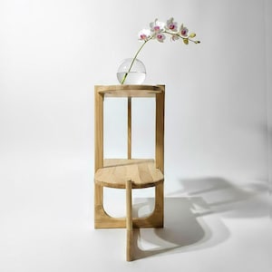 Narrow End Table: Handcrafted solid oak side table with a minimalist two-tier design. Made from natural oak wood - finished with linseed oil for a smooth - eco-friendly touch. Compact - functional, perfect for small spaces, bedrooms, living areas. Handgefertigter Nachttisch aus massivem Eichenholz mit minimalistischem zweistufigem Design. Gefertigt aus natürlicher Eiche, mit Leinöl veredelt für eine glatte, umweltfreundliche Oberfläche. Kompakt - funktional, ideal für kleine Räume, Schlafzimmer