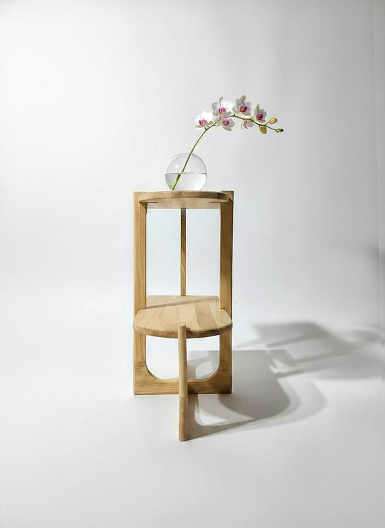 Narrow End Table: Handcrafted solid oak side table with a minimalist two-tier design. Made from natural oak wood - finished with linseed oil for a smooth - eco-friendly touch. Compact - functional, perfect for small spaces, bedrooms, living areas. Handgefertigter Nachttisch aus massivem Eichenholz mit minimalistischem zweistufigem Design. Gefertigt aus natürlicher Eiche, mit Leinöl veredelt für eine glatte, umweltfreundliche Oberfläche. Kompakt - funktional, ideal für kleine Räume, Schlafzimmer