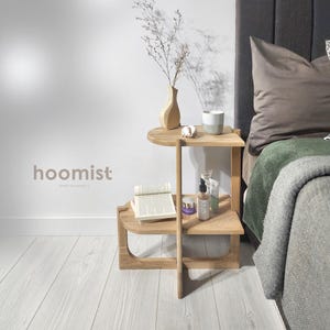 Handcrafted solid oak end table with a minimalist two-tier design. Made from natural oak wood - finished with linseed oil for a smooth - eco-friendly touch. Compact - functional, perfect for small spaces, bedrooms, living areas. Handgefertigter Nachttisch aus massivem Eichenholz mit minimalistischem zweistufigem Design. Gefertigt aus natürlicher Eiche, mit Leinöl veredelt für eine glatte, umweltfreundliche Oberfläche. Kompakt und funktional, ideal für kleine Räume, Schlafzimmer - Wohnbereiche.