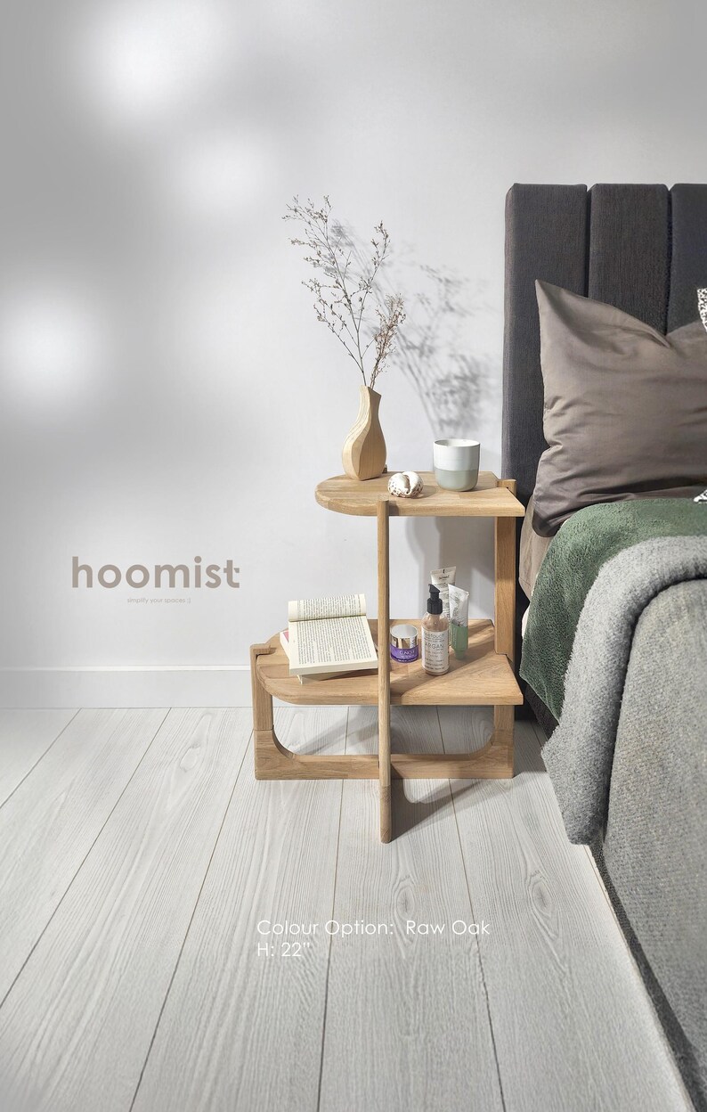Handcrafted solid oak end table with a minimalist two-tier design. Made from natural oak wood - finished with linseed oil for a smooth - eco-friendly touch. Compact - functional, perfect for small spaces, bedrooms, living areas. Handgefertigter Nachttisch aus massivem Eichenholz mit minimalistischem zweistufigem Design. Gefertigt aus natürlicher Eiche, mit Leinöl veredelt für eine glatte, umweltfreundliche Oberfläche. Kompakt und funktional, ideal für kleine Räume, Schlafzimmer - Wohnbereiche.