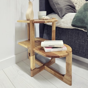 Narrow End Table: Handcrafted solid oak side table with a minimalist two-tier design. Made from natural oak wood - finished with linseed oil for a smooth - eco-friendly touch. Compact - functional, perfect for small spaces, bedrooms, living areas. Handgefertigter Nachttisch aus massivem Eichenholz mit minimalistischem zweistufigem Design. Gefertigt aus natürlicher Eiche, mit Leinöl veredelt für eine glatte, umweltfreundliche Oberfläche. Kompakt - funktional, ideal für kleine Räume, Schlafzimmer