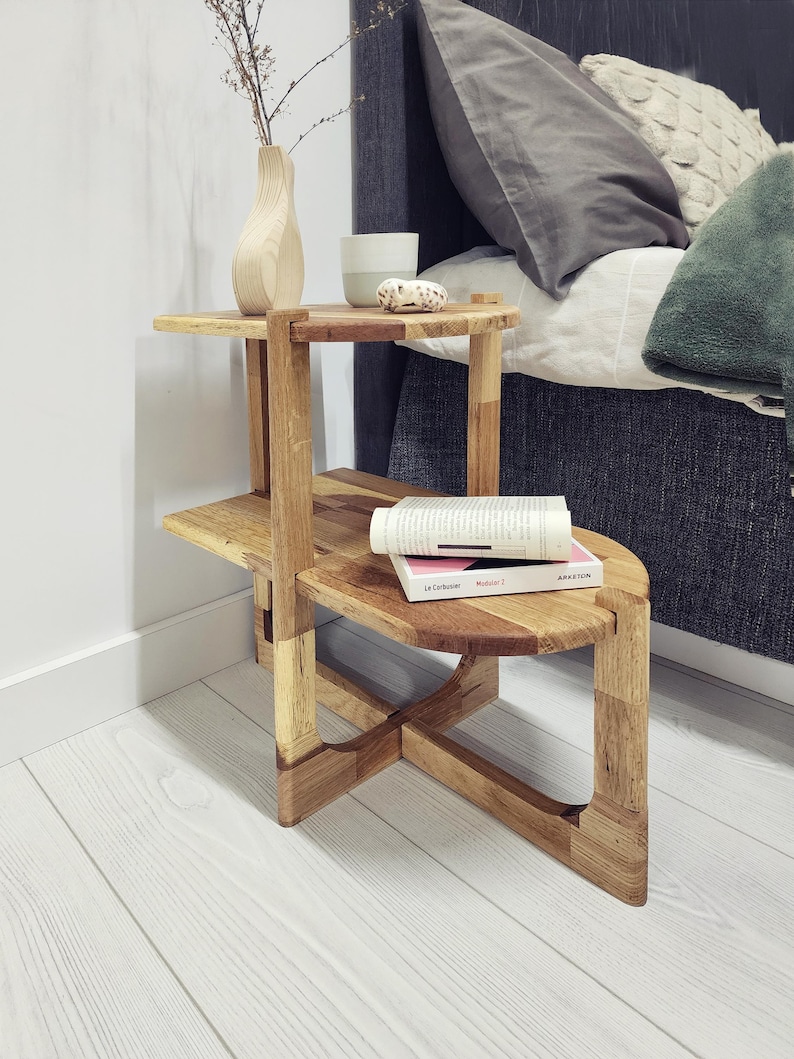 Narrow End Table: Handcrafted solid oak side table with a minimalist two-tier design. Made from natural oak wood - finished with linseed oil for a smooth - eco-friendly touch. Compact - functional, perfect for small spaces, bedrooms, living areas. Handgefertigter Nachttisch aus massivem Eichenholz mit minimalistischem zweistufigem Design. Gefertigt aus natürlicher Eiche, mit Leinöl veredelt für eine glatte, umweltfreundliche Oberfläche. Kompakt - funktional, ideal für kleine Räume, Schlafzimmer