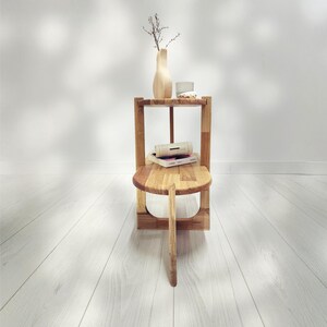 Handcrafted solid oak end table with a minimalist two-tier design. Made from natural oak wood - finished with linseed oil for a smooth - eco-friendly touch. Compact - functional, perfect for small spaces, bedrooms, living areas. Handgefertigter Nachttisch aus massivem Eichenholz mit minimalistischem zweistufigem Design. Gefertigt aus natürlicher Eiche, mit Leinöl veredelt für eine glatte, umweltfreundliche Oberfläche. Kompakt und funktional, ideal für kleine Räume, Schlafzimmer - Wohnbereiche.