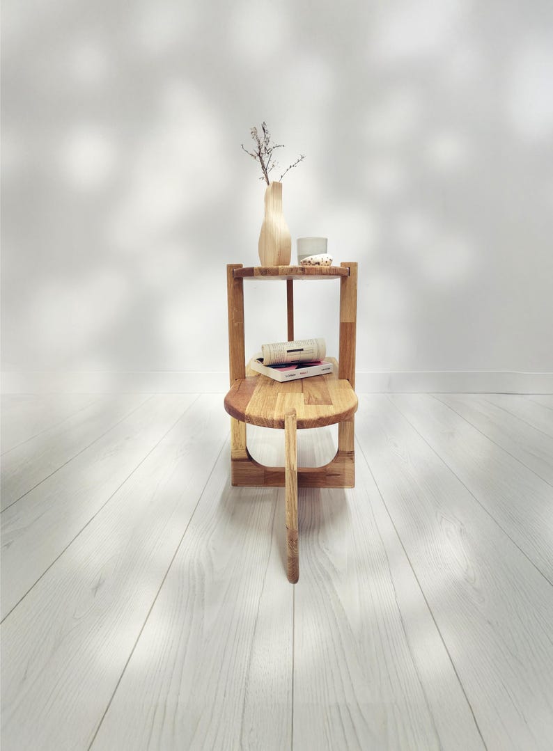 Handcrafted solid oak end table with a minimalist two-tier design. Made from natural oak wood - finished with linseed oil for a smooth - eco-friendly touch. Compact - functional, perfect for small spaces, bedrooms, living areas. Handgefertigter Nachttisch aus massivem Eichenholz mit minimalistischem zweistufigem Design. Gefertigt aus natürlicher Eiche, mit Leinöl veredelt für eine glatte, umweltfreundliche Oberfläche. Kompakt und funktional, ideal für kleine Räume, Schlafzimmer - Wohnbereiche.