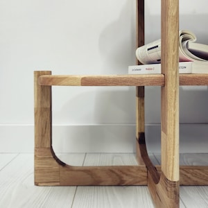 Handcrafted solid oak end table with a minimalist two-tier design. Made from natural oak wood - finished with linseed oil for a smooth - eco-friendly touch. Compact - functional, perfect for small spaces, bedrooms, living areas. Handgefertigter Nachttisch aus massivem Eichenholz mit minimalistischem zweistufigem Design. Gefertigt aus natürlicher Eiche, mit Leinöl veredelt für eine glatte, umweltfreundliche Oberfläche. Kompakt und funktional, ideal für kleine Räume, Schlafzimmer - Wohnbereiche.