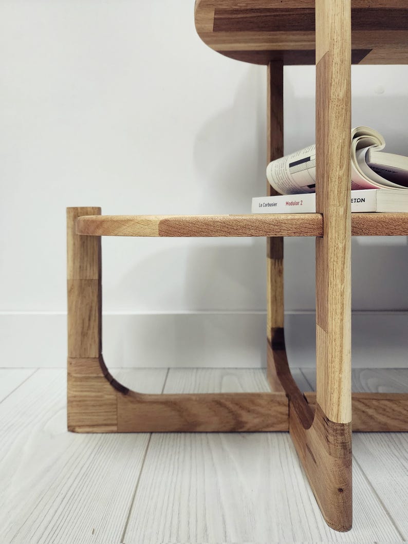 Handcrafted solid oak end table with a minimalist two-tier design. Made from natural oak wood - finished with linseed oil for a smooth - eco-friendly touch. Compact - functional, perfect for small spaces, bedrooms, living areas. Handgefertigter Nachttisch aus massivem Eichenholz mit minimalistischem zweistufigem Design. Gefertigt aus natürlicher Eiche, mit Leinöl veredelt für eine glatte, umweltfreundliche Oberfläche. Kompakt und funktional, ideal für kleine Räume, Schlafzimmer - Wohnbereiche.