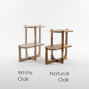 Handcrafted solid oak end table with a minimalist two-tier design. Made from natural oak wood - finished with linseed oil for a smooth - eco-friendly touch. Compact - functional, perfect for small spaces, bedrooms, living areas. Handgefertigter Nachttisch aus massivem Eichenholz mit minimalistischem zweistufigem Design. Gefertigt aus natürlicher Eiche, mit Leinöl veredelt für eine glatte, umweltfreundliche Oberfläche. Kompakt und funktional, ideal für kleine Räume, Schlafzimmer - Wohnbereiche.
