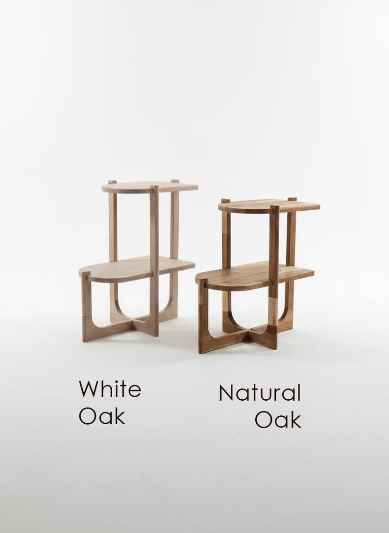 Handcrafted solid oak end table with a minimalist two-tier design. Made from natural oak wood - finished with linseed oil for a smooth - eco-friendly touch. Compact - functional, perfect for small spaces, bedrooms, living areas. Handgefertigter Nachttisch aus massivem Eichenholz mit minimalistischem zweistufigem Design. Gefertigt aus natürlicher Eiche, mit Leinöl veredelt für eine glatte, umweltfreundliche Oberfläche. Kompakt und funktional, ideal für kleine Räume, Schlafzimmer - Wohnbereiche.