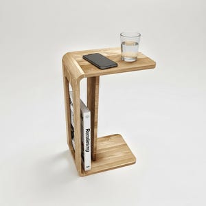 C-vorm massief eiken verrijdbare bijzettafel met tijdschriftenrek - minimalistische meubels voor de woonkamer