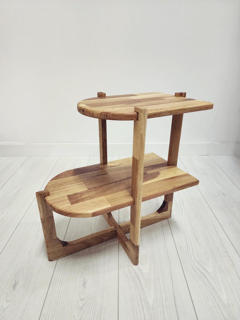 Handcrafted solid oak end table with a minimalist two-tier design. Made from natural oak wood - finished with linseed oil for a smooth - eco-friendly touch. Compact - functional, perfect for small spaces, bedrooms, living areas. Handgefertigter Nachttisch aus massivem Eichenholz mit minimalistischem zweistufigem Design. Gefertigt aus natürlicher Eiche, mit Leinöl veredelt für eine glatte, umweltfreundliche Oberfläche. Kompakt und funktional, ideal für kleine Räume, Schlafzimmer - Wohnbereiche.