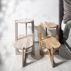 Handcrafted solid oak end table with a minimalist two-tier design. Made from natural oak wood - finished with linseed oil for a smooth - eco-friendly touch. Compact - functional, perfect for small spaces, bedrooms, living areas. Handgefertigter Nachttisch aus massivem Eichenholz mit minimalistischem zweistufigem Design. Gefertigt aus natürlicher Eiche, mit Leinöl veredelt für eine glatte, umweltfreundliche Oberfläche. Kompakt und funktional, ideal für kleine Räume, Schlafzimmer - Wohnbereiche.