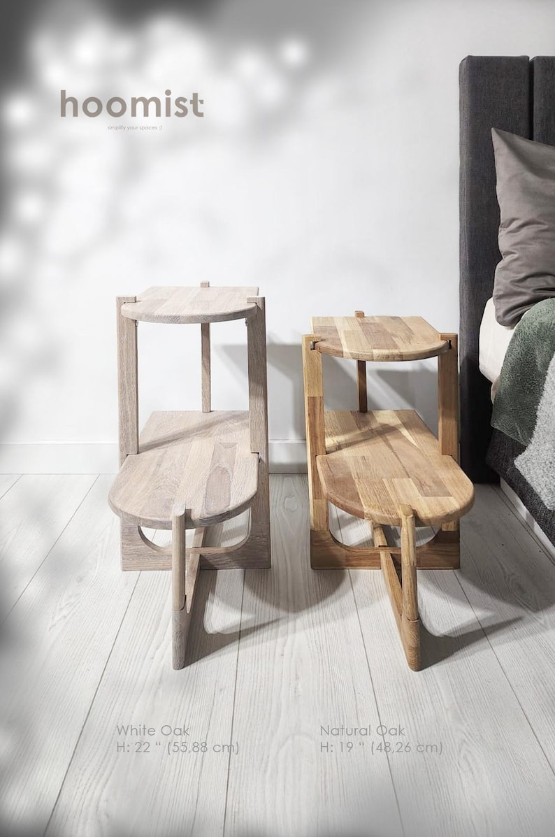 Handcrafted solid oak end table with a minimalist two-tier design. Made from natural oak wood - finished with linseed oil for a smooth - eco-friendly touch. Compact - functional, perfect for small spaces, bedrooms, living areas. Handgefertigter Nachttisch aus massivem Eichenholz mit minimalistischem zweistufigem Design. Gefertigt aus natürlicher Eiche, mit Leinöl veredelt für eine glatte, umweltfreundliche Oberfläche. Kompakt und funktional, ideal für kleine Räume, Schlafzimmer - Wohnbereiche.